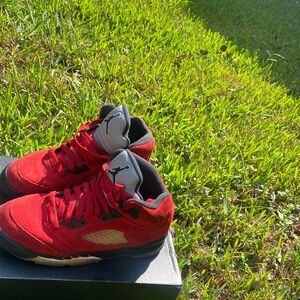 JORDAN RETRO 5 RAGIN RED SZ 4.5Y